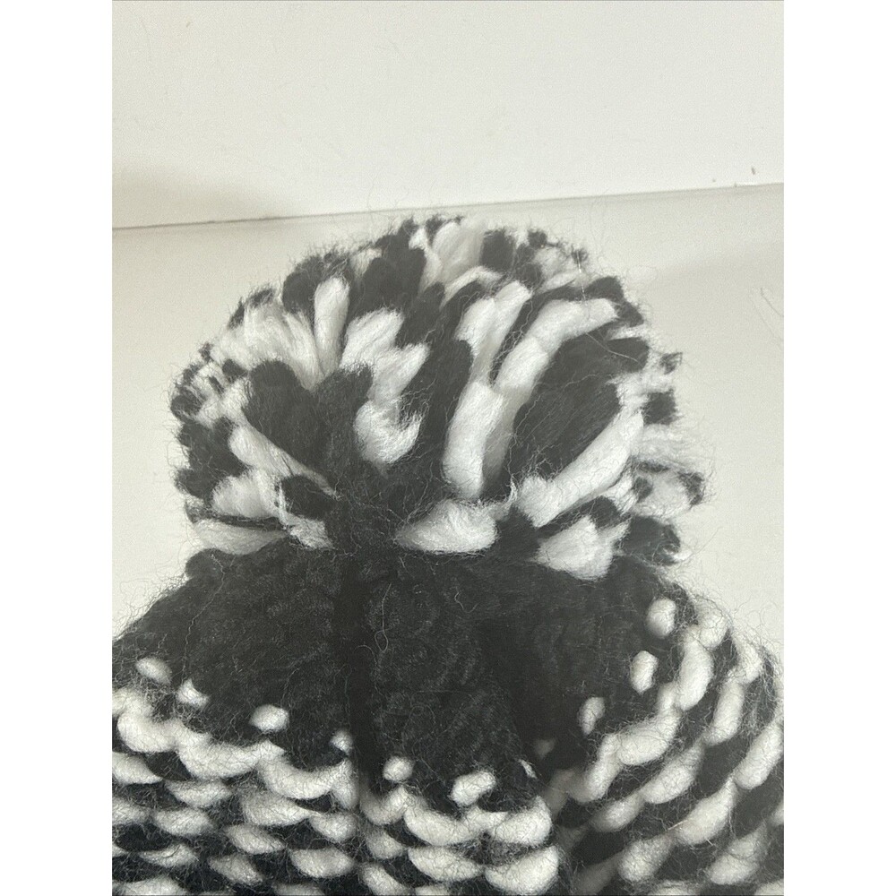 Akira Chicago Beanie Cap Red Label Hat Winter Black White Cable Knit New - Picture 2 of 6